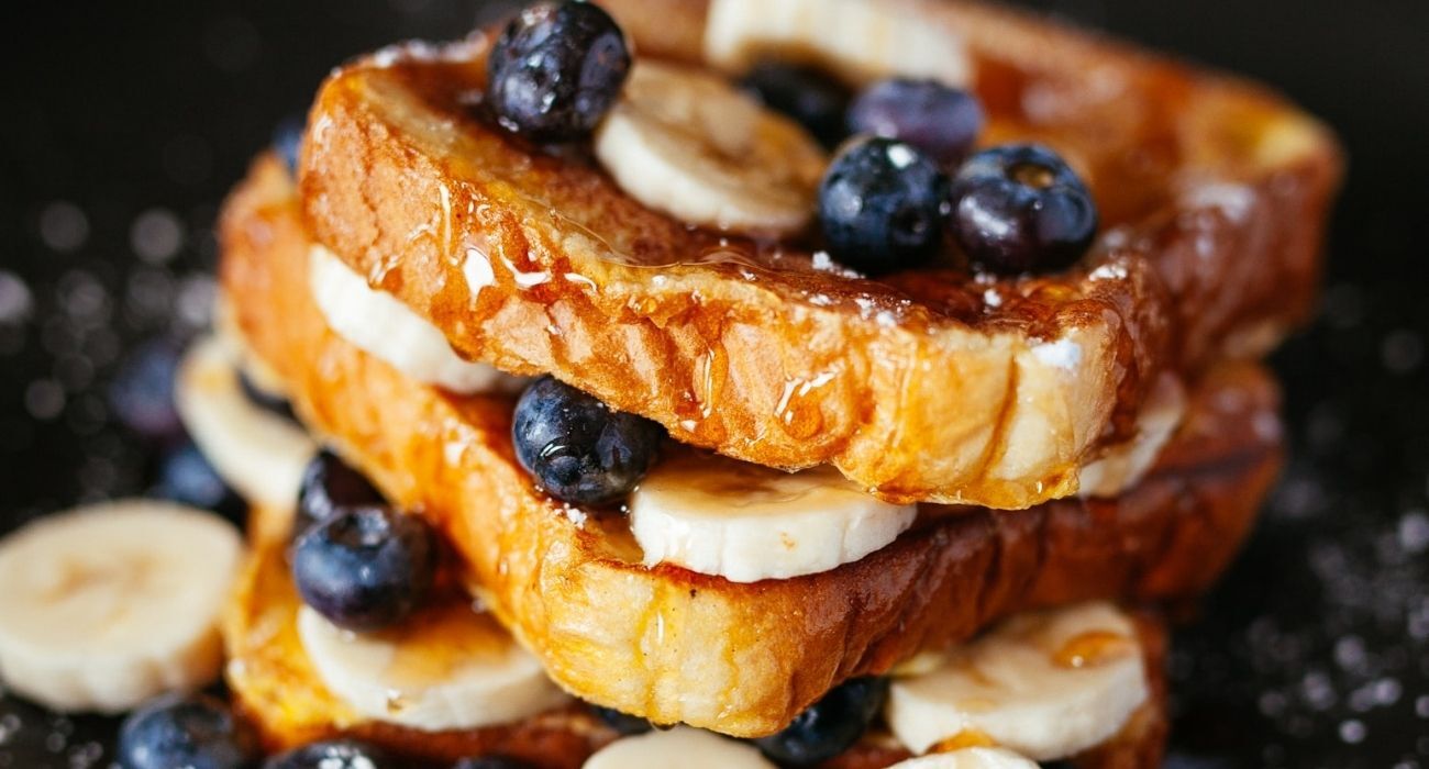 french toast with bananas and bleuberries